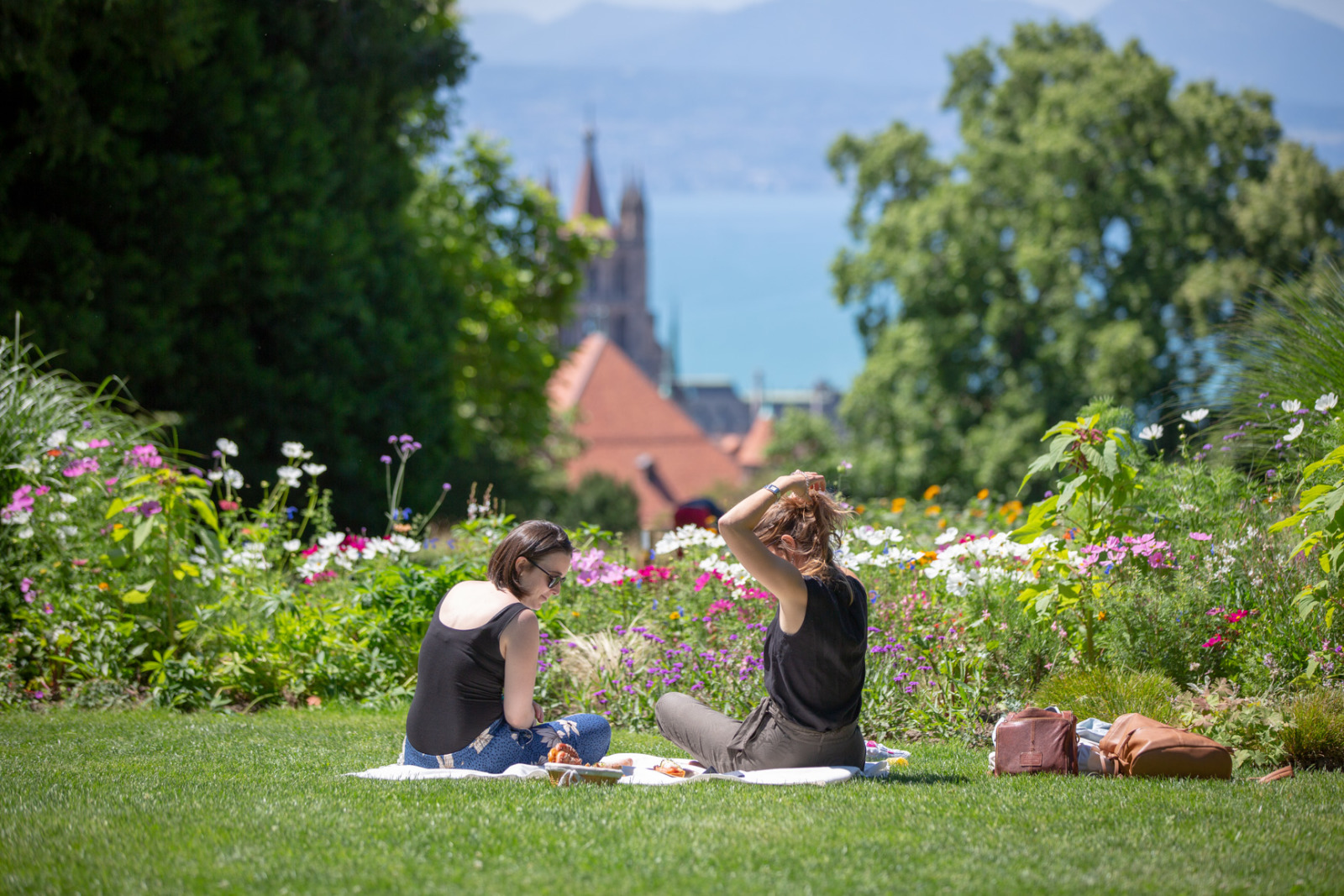 Evenement Lausanne a Table. Dejeuner sur l'herbe dans le parc de la Fondation de l'Hermitage avec vue sur la Cathedrale Evenement Lausanne a Table. Dejeuner sur l'herbe dans le parc de la Fondation de l'Hermitage avec vue sur la Cathedrale