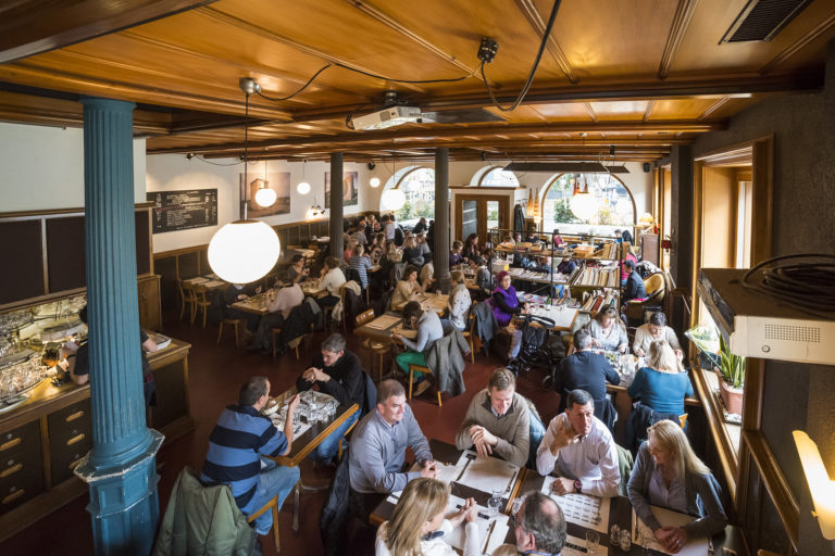 Café de Grancy, foule pour le repas de midi. Café de Grancy, foule pour le repas de midi.