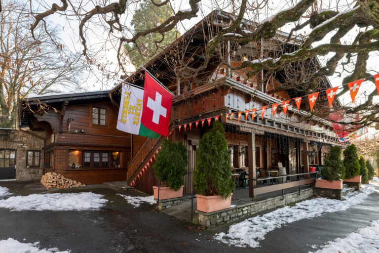 Le Chalet Suisse. Restaurant faisant partie de la liste des 44 bistrots historiques de Lausanne. Ayant recu le label "cafes historiques de Lausanne" par la Ville. Cafe historique de Lausanne
©Florian Cella/Ville de Lausanne Le Chalet Suisse. Restaurant faisant partie de la liste des 44 bistrots historiques de Lausanne. Ayant recu le label "cafes historiques de Lausanne" par la Ville. Cafe historique de Lausanne
©Florian Cella/Ville de Lausanne