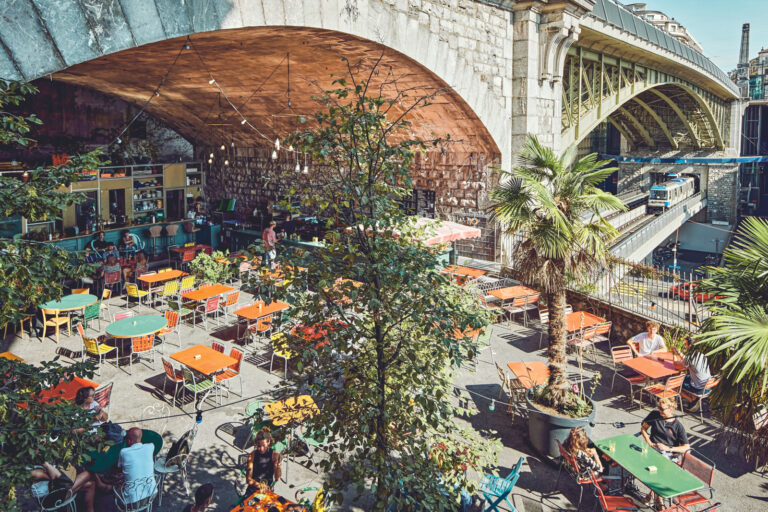 Terrasse des Grandes Roches sous le Pont Bessieres avec vue sur le metro m2. Campagne Suisse Tourisme ete 2022 - ville verte / terrasses. Terrasse des Grandes Roches sous le Pont Bessieres avec vue sur le metro m2. Campagne Suisse Tourisme ete 2022 - ville verte / terrasses.