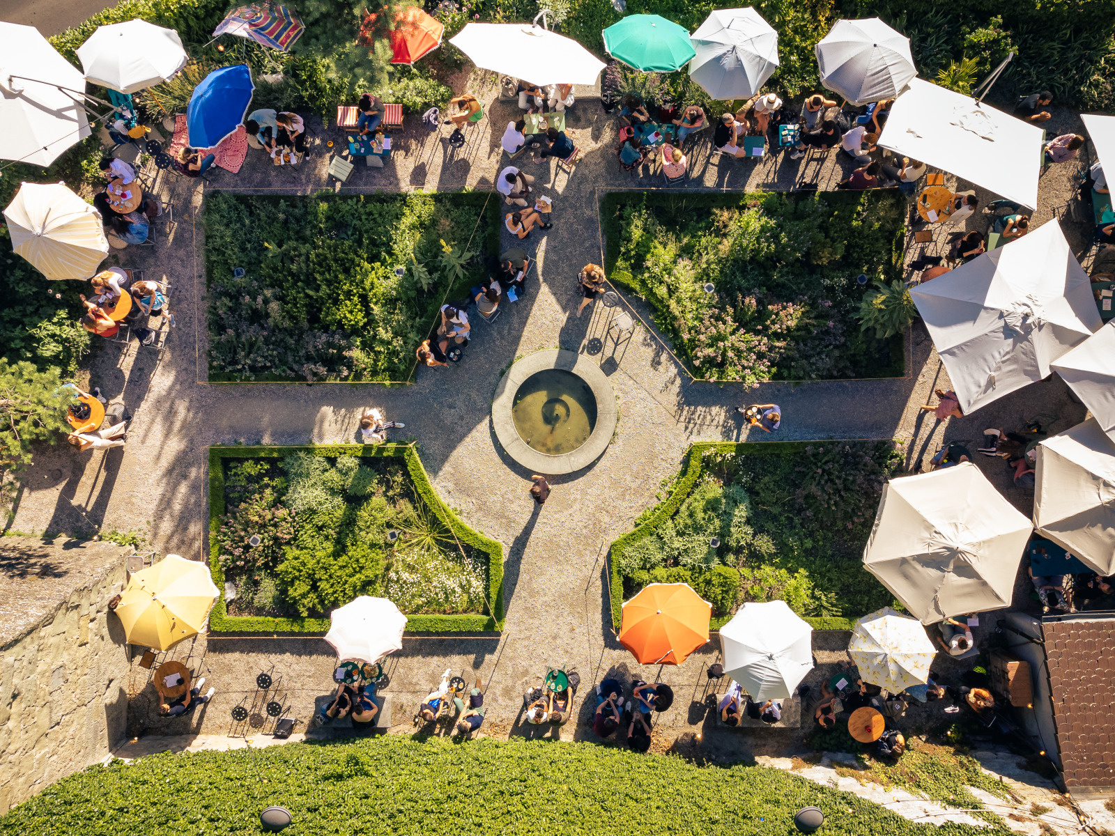 Vue drone sur Les Jardins du restaurant du Vieux-Lausanne a la Cite. Vue drone sur Les Jardins du restaurant du Vieux-Lausanne a la Cite.
